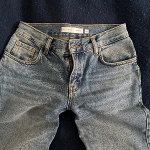 Lågmidjade bootcut jeans - Säljer dessa supersnygga lågmidjade jeans som jag köpte för något år sedan från Subdued. De är i en lite urtvättad dämpad blå färg.Tyvärr har de blivit för små i midjan för mig. Nypris 699 kr och de är nu slut i lager på hemsidan. Skriv för mer info💗