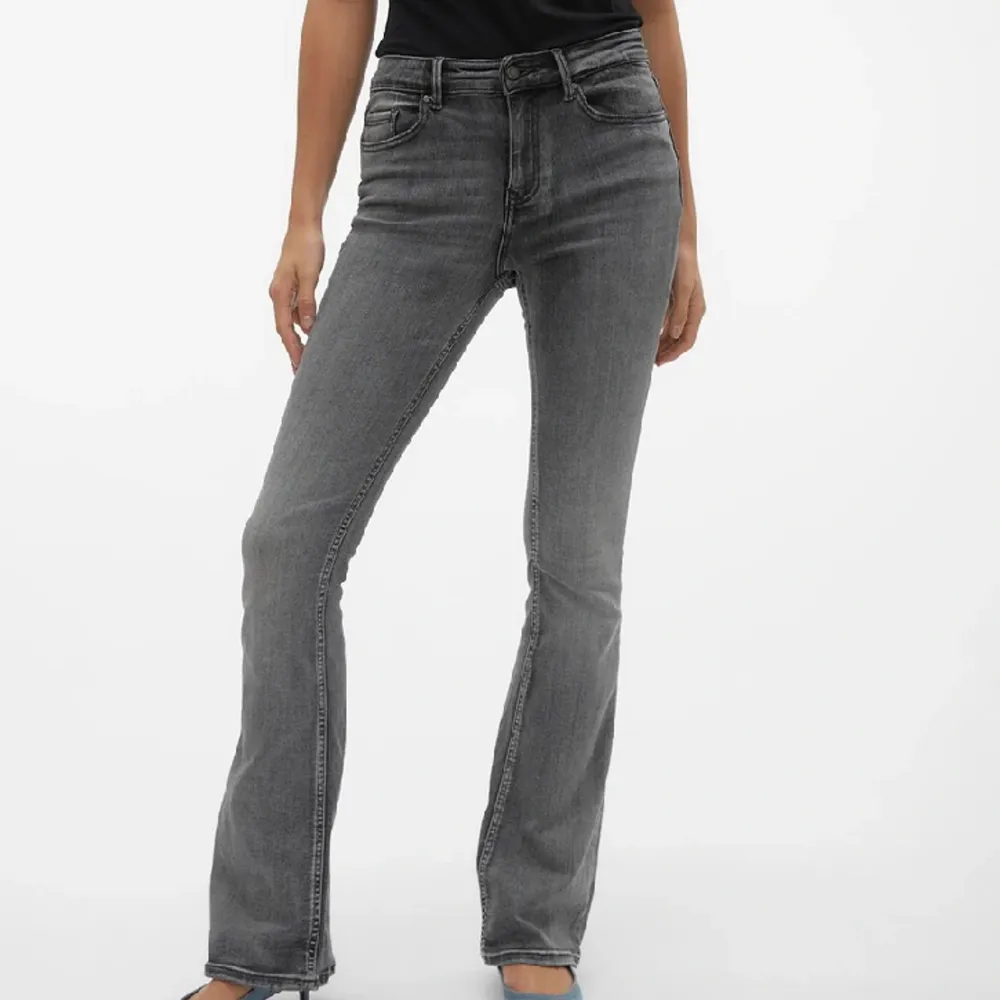 Super fina och sköna bootcut jeans från Vero Moda. Säljer då dem inte kommer till användning längre. Skriv om ni har fler frågor!💗. Jeans & Byxor.