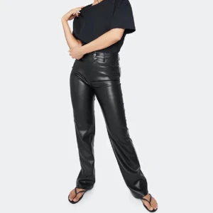 Bikbok skinnbyxor 34 - Skinnbyxor från bikbok, använt 3 gånger. De är som nya. Helt slutsålda. Storlek 34