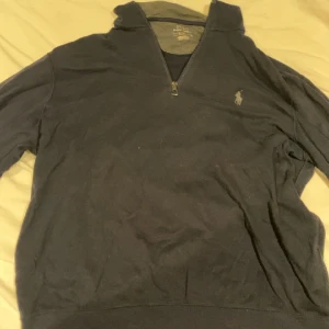 Ralph Lauren 1/4 Zip - är ungefär 1/4 zip, otroligt skön och stilren. Passar tyvärr inte mig mer men var en favorit innan! (Ej smuts på den, endast damm då den legat i garderoben länge)