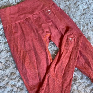 Gymshark byxor  - Säljer mina rosa gymshark byxor! 🩷 Fin korall färg i stl S, sparsamt använda så bra kvalité! 🧡🩷