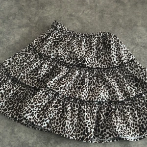 Leopard mönstrad kjol 💛🖤 - Använd nåra gånger, jätte bra skick, lite konstigt matrial. 💛