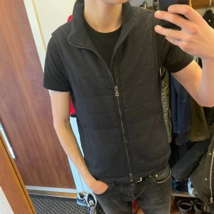 Oscar jacobsson väst - Väldigt fin väst i mycket bra skick 9/10, nypris 2999. Storlek S men passar också M, skriv vid minsta intresse!