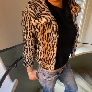 Pälsjacka - Fett cool päls bolero/jacka med leopard mönster!!  Bra skick! 