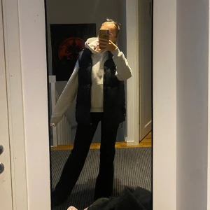 Oversize väst från Zara - En snygg och tjockare väst från Zara! Storlek S. Jättefint skick! Köpt på herravdelningen men passar både man och kvinna 
