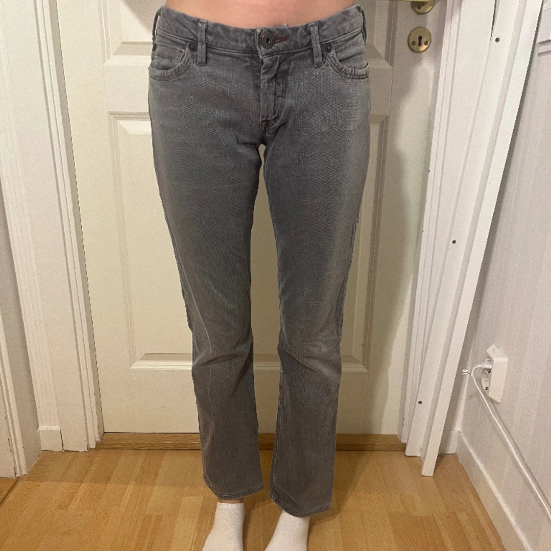 Gråa lågmidjade jeans