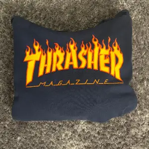 Thrasher hoodie i storlek S, mer som en xs/s, använd men i fint skick 