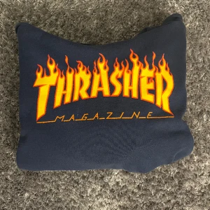 Thrasher hoodie - Thrasher hoodie i storlek S, mer som en xs/s, använd men i fint skick 