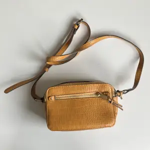 Small cross body bag. Two pockets, one long strap. 