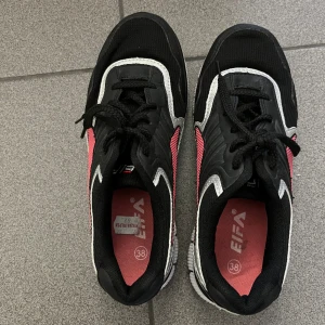 Fila träningsskor  - Fila träningsskor i storlek 38.  I använt skick