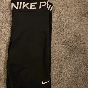 Nike tights - Säljer mina helt nya träningstights pågrund av att jag beställde fel storlek. Dom är super fina och jag säljer för 150 kr+frakt😊