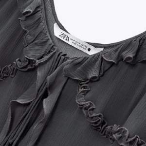 Jättefint halvtransparent linne från Zara!💓 Använd ungefär en gång men inga tecken på användning. Säljer pågrund av att den inte kommer till användning!💕  Nypris 229kr säljer för 185kr!💞 Skriv för flera bilder!
