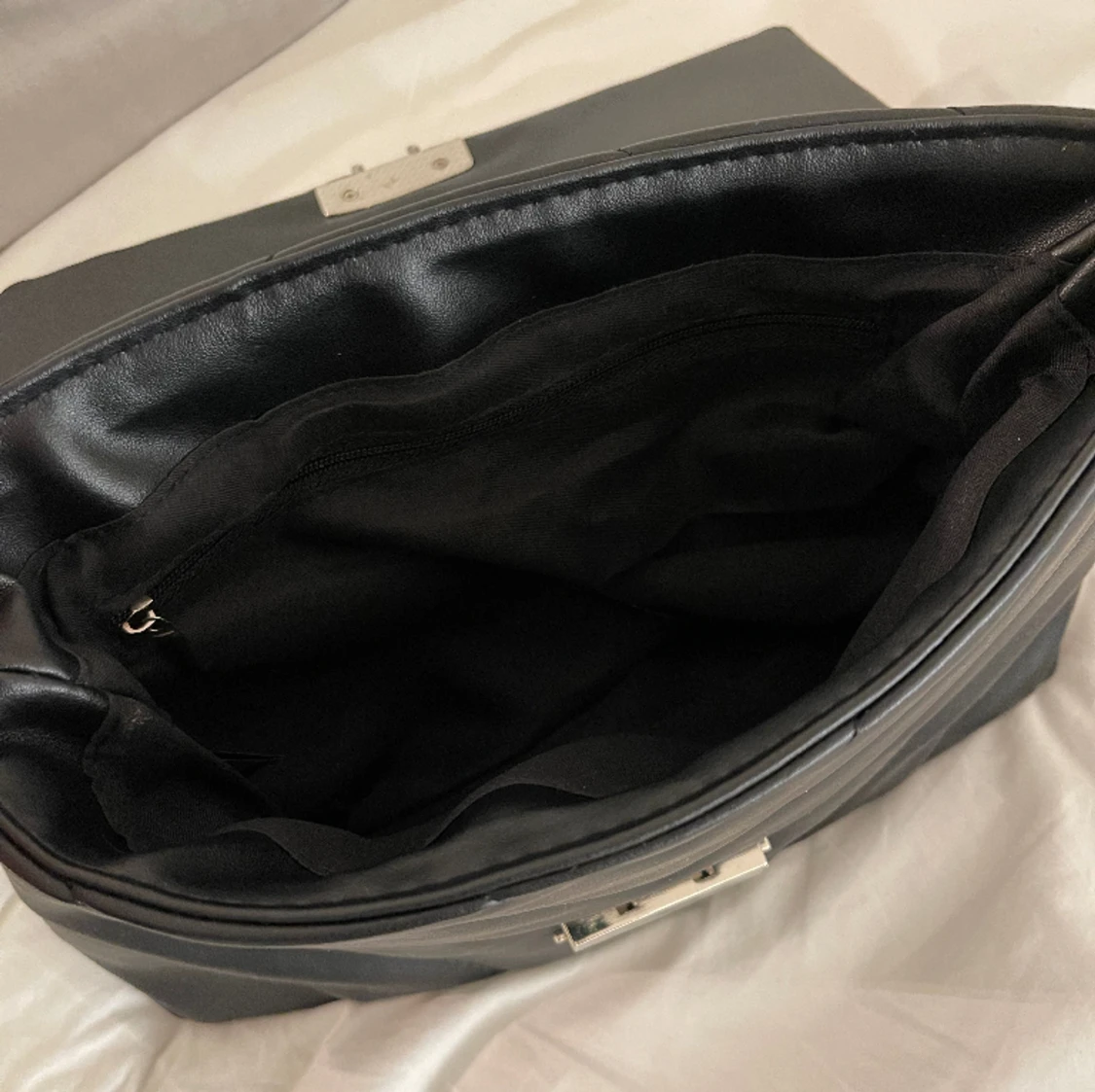Svart axelremsväska  - 91