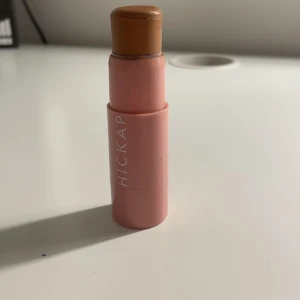 Hickap bronzer stick - Använder en annan som jag gillar mer! Använd några gånger på handen! mycket kvar! Slut i lager! färgen är golden truffel