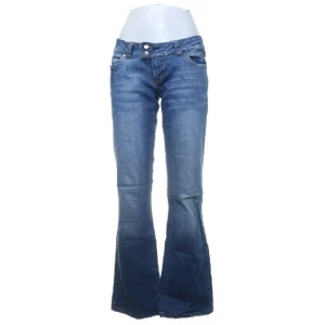 Only jeans - Så snygga lågmidjade jeans från Only. Köpte på Sellpy men va för långa på mig tyvärr… Köpte dem för 500, säljer för 299 då jag inte orkar skicka tillbaka. Skulle säga att de passar någon som är 165-170. Storlek 38 men stretchiga, skulle säga 36/38!
