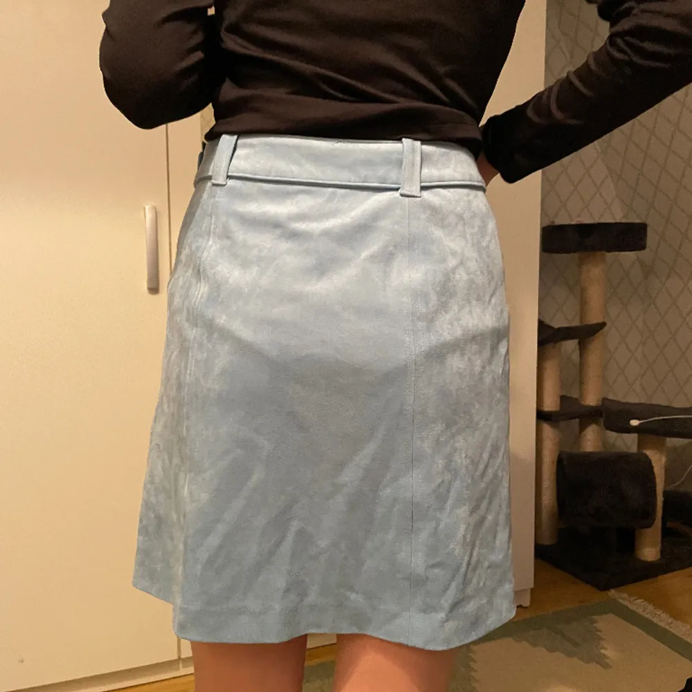 Supersöt och stilig blå kjol från h&m med velvour tyg. Har ett separat bälte som kan justeras! . Kjolar.