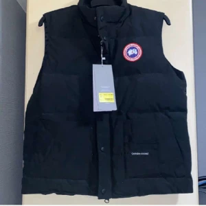 Canada goose väst - Helt ny canada goose vest aldrig använd , kvitto finns också. Säljer den för att fick den som present och den va liten. Säljer den billigt vid snabb affär 