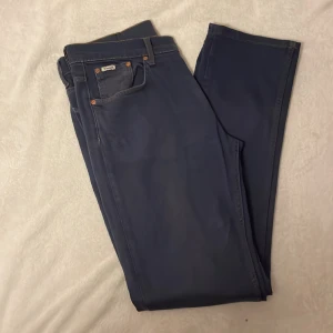 Emmett jeans - Säljer ett par feta Emmett jeans🔥 Modellen heter Joe, sitter slim/regular. Nypriset är 800kr+, perfekt skick🔥 Hör av dig vid frågor, kan posta/hämtas upp i Jönköping.