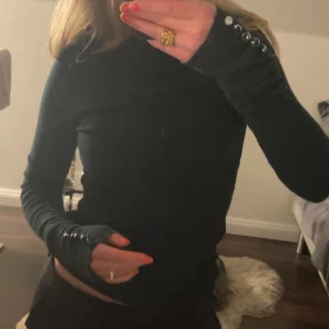 Mörkgrön tight tröja  - Säljer denna söta gröna polotröja med silverknappar längst handlederna, väldigt användbar och knappt använd💘🪐