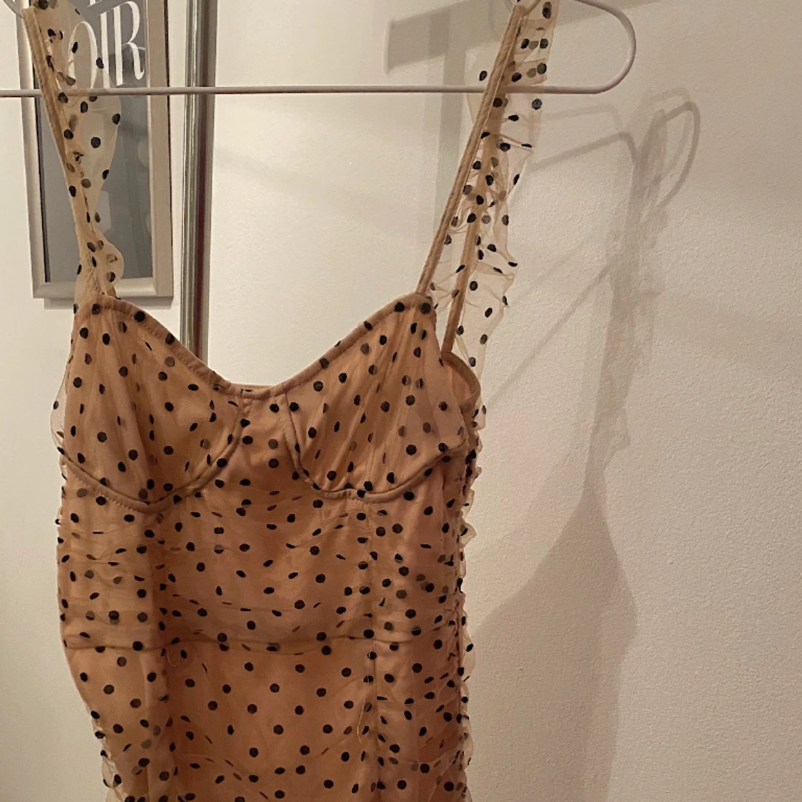 Prickig beige klänning - 90