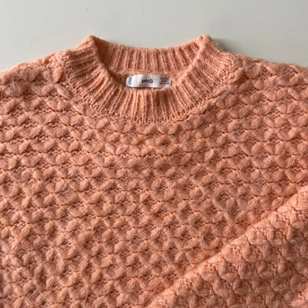 Fin stickad tröja i en persikofärg, använd fåtal gånger 🧡💫 oversize. Tröjor & Koftor.
