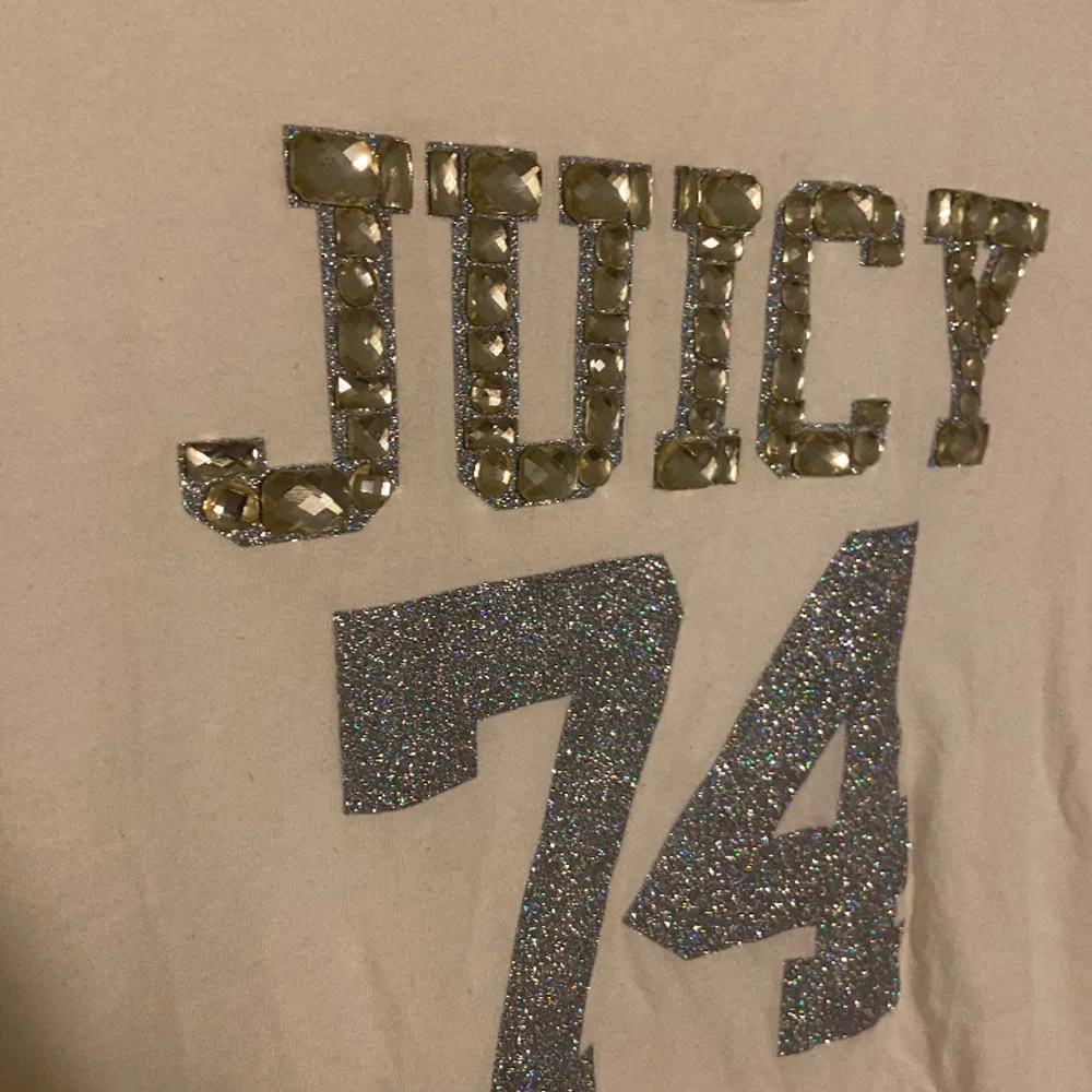 Säljer denna supercoola juicy t-shirten. Den är i storlek 14 vilket är motsvarande 164 i barnstorlek! Men passar även för den som är en xs, eller xxs! Det är enbart använd några få gånger så den är i väldigt fint skick utan några defekter! 😍😍. Toppar.