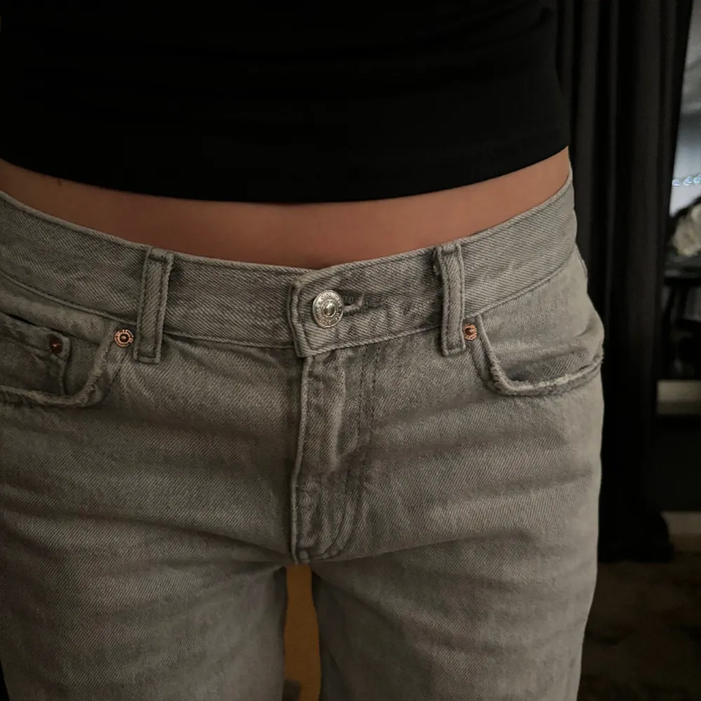 Lågmidjade jeans som är för stora för mig, de är knappt använda. Jeans & Byxor.