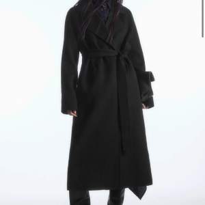 Säljer denna sjukt snygga lyxiga långa svarta kappa ifrån COS! Nypris 2.800kr Används tyvär inte och är som ny! 🖤 Kom gärna med prisförslag om priset inte passar dig 🖤