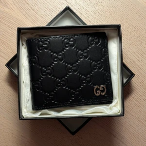 Gucci plånbok - Fick i julklapp för några år sen men aldrig använt (skick: 10/10). Lagom stor, helt ny.