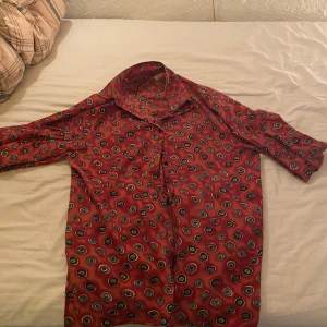 Italiensk vintage skjorta - Skjorta köpt från vintagebutik i Italien. Exklusivt material.