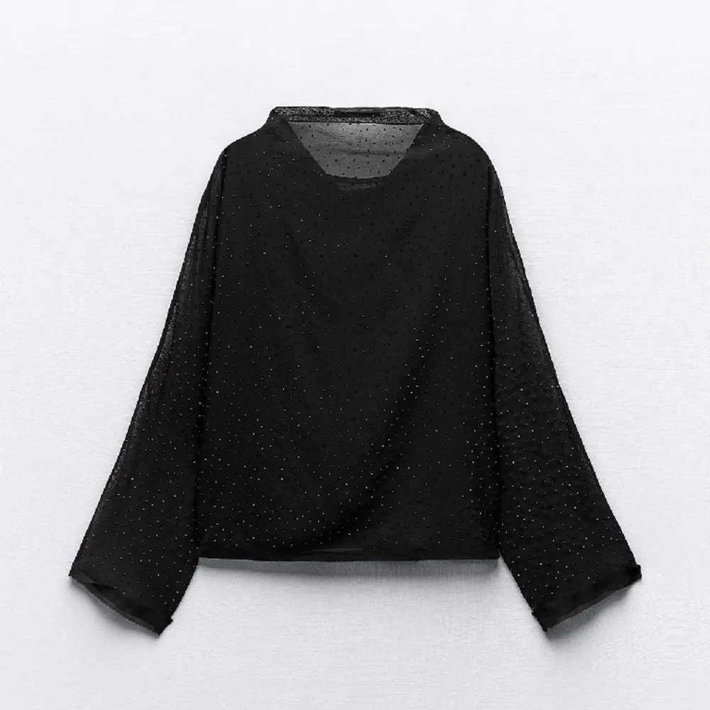 Säljer denna ”glitter” topp, den har ”diamant/pärlor” på tröjan så den ser glittrig ut, det är storlek L för jag ville att den skulle sitta löst . Toppar.