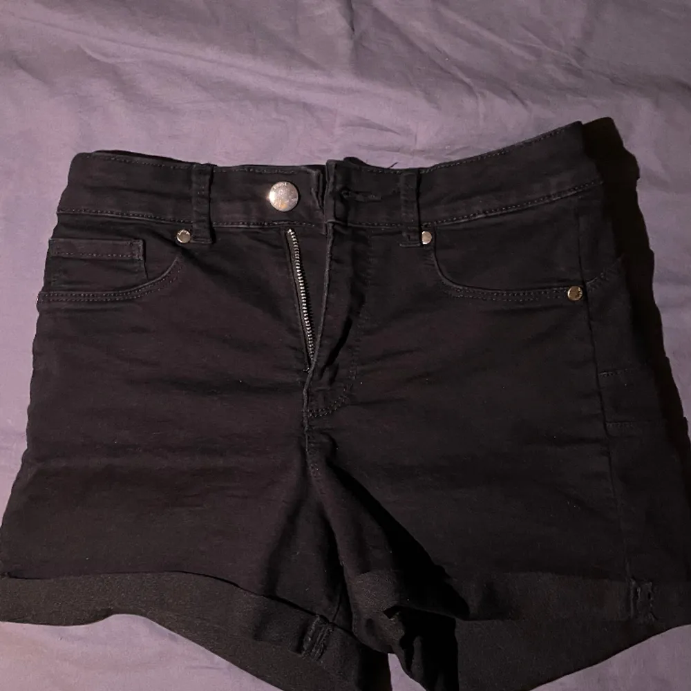 Svarta jeans shorts från New yorker, storlek s. Köpare står för frakt . Shorts.