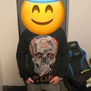 Philip plein - Denna grabben har i vanliga fall M i tröjor men denna xxl passar honom så den ser lite baggy ut så har du M-L så ska den sitta galant 