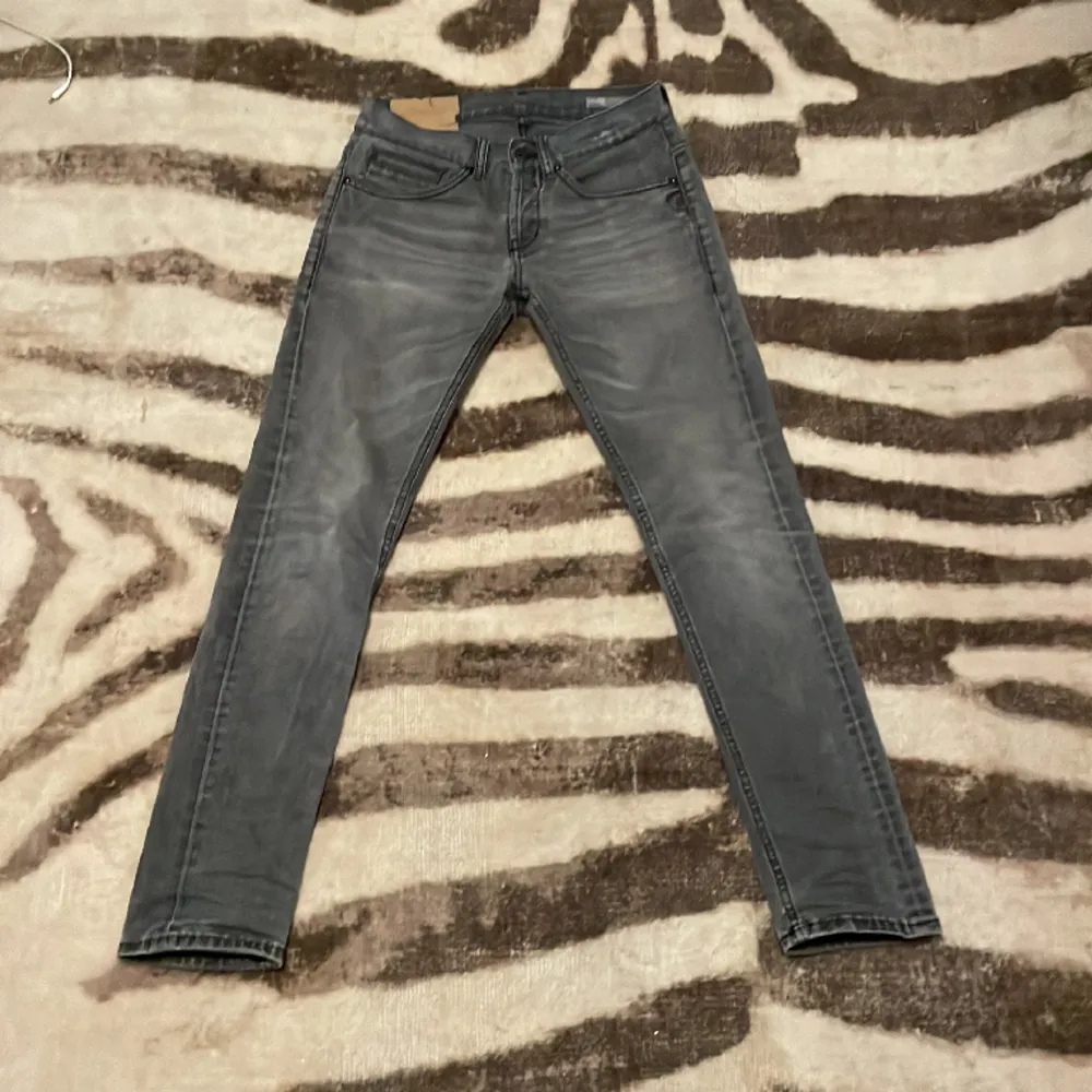 Tja säljer dessa snygga dondup jeans i modellen ”George”, jeansen är i 5/10 skick, pga slitningar mellan benen och inuti på tag, men märks inte när man har på sig dem! Nypris 2500-3000kr, priset är ej hugget i sten! Tveka inte vid frågor. Mvh Hugo.. Jeans & Byxor.