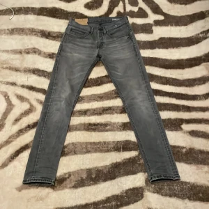 Dondup Jeans! - Tja säljer dessa snygga dondup jeans i modellen ”George”, jeansen är i 5/10 skick, pga slitningar mellan benen och inuti på tag, men märks inte när man har på sig dem! Nypris 2500-3000kr, priset är ej hugget i sten! Tveka inte vid frågor. Mvh Hugo.