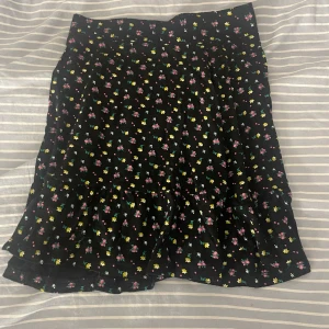 Kjol - En blommig kjol som jag älskade men inte använder längre. 