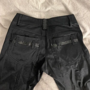 svarta byxor - lågmidjade, köpt second hand, jag har aldrig använt, skriv om nån fundering