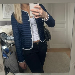 Mörkblå jacka - Superfin mörkblå jacka med glitter detaljer till våren, är för liten för mig så därav säljer jag!💕