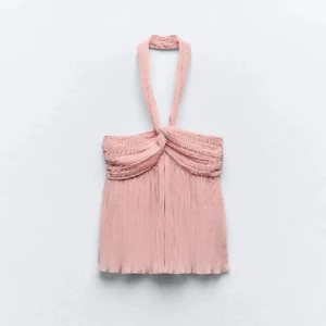 Rosa topp från zara💕 - Säljer min rosa topp från zara, använd ett fåtal gånger, slutsåld i butik!❤️ storlek xs men passar s absolut!