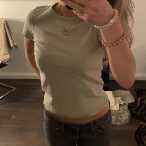 Basic figursydd T-shirt  - Säljer denna fina T-shirten från sand, storlek s men passar även xs. Vintage beige och väldigt lyxigt material passar superfint både till vardags, fest och myskvällar💘💋