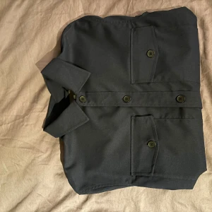 H&M Sweat Jacket - En fin SLHJACKIE SWEAT JACKET NOOS - Overshirts som knappt har använts || ny pris 799kr || tröjan är blå ||storleken på tröjan är S den sitter väldigt bra på! || har du frågor och funderingar så är de bara och höra av sig || mvh Nordic sellout