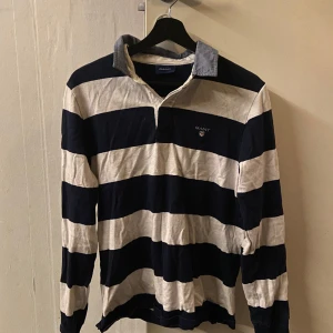 Gant tröja - En väldigt fin gant tröja som passar perfekt om du ska vara med på ett evenemang eller högtid. Hör av er om ni vill ha fler bilder eller om ni har någon fråga. Pris kan diskuteras. 😁