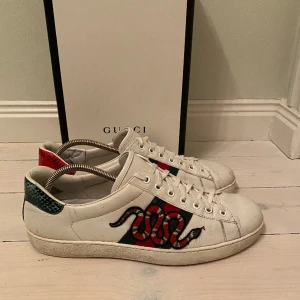 Gucci skor - Säljer nu dessa Gucci skor i hyfsat bra skick, ny pris ca 6500kr box, kvitto och dustbag följs med! Hör av er vid frågor eller funderingar! 