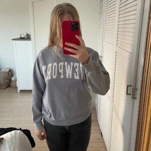 Sweatshirt  - Blå sweatshirt i storlek S!💗