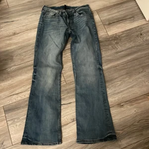 Bootcut jeans med fickor  - Bootcut jeans med fickor som är andvända Max 3 gånger 