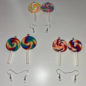 Klubbor berlock som örhängen - Dessa är örhängen som jag gör själv. Ni bestämmer själva vilken färger ni vill ha. Men det finns bara de färger som är med på bilderna. Dessa är aldrig använda. Skriv till mig om du undrar något. OBS! När du köper denna kommer du endast köpa ett par!