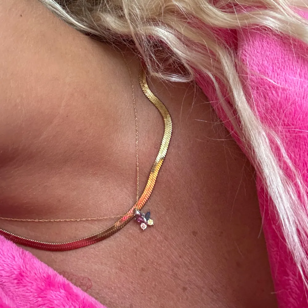 Guld halsband från glitter ’ormkedja’ , i bra skick!  Kan kolla upp hur långt halsbandet är om man är intresserad av att köpa.  (Rostfrittstål) . Accessoarer.