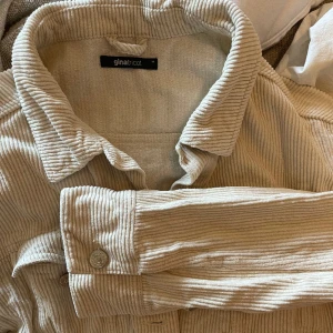 Jacka i manchester - Snygg kortare jacka i gräddvit Manchester. Knappt använd och perfekt till sommaren och våren. ✨✨