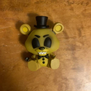 Funko golden Freddy fnaf figur - Köpt på teknik magasinet en gång i tiden, o den är äkta. Kommer från Funko Five Nights At Freddys mystery bags. Numera inte ett lika stort fnaf fan, o därför säljs den till någon som samlar. Pris går att diskutera. KOLLA BIO INNAN KÖP