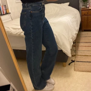 mörkblåa jeans  - Mörkblåa regular wide jeans från bikbok. Säljer för dem inte kommer till användning längre. Väldigt bra skick. Nypris 599kr, säljer för 200kr